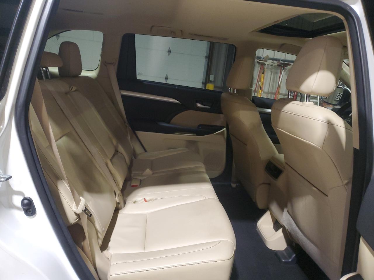 2015 Toyota Highlander - Image 11