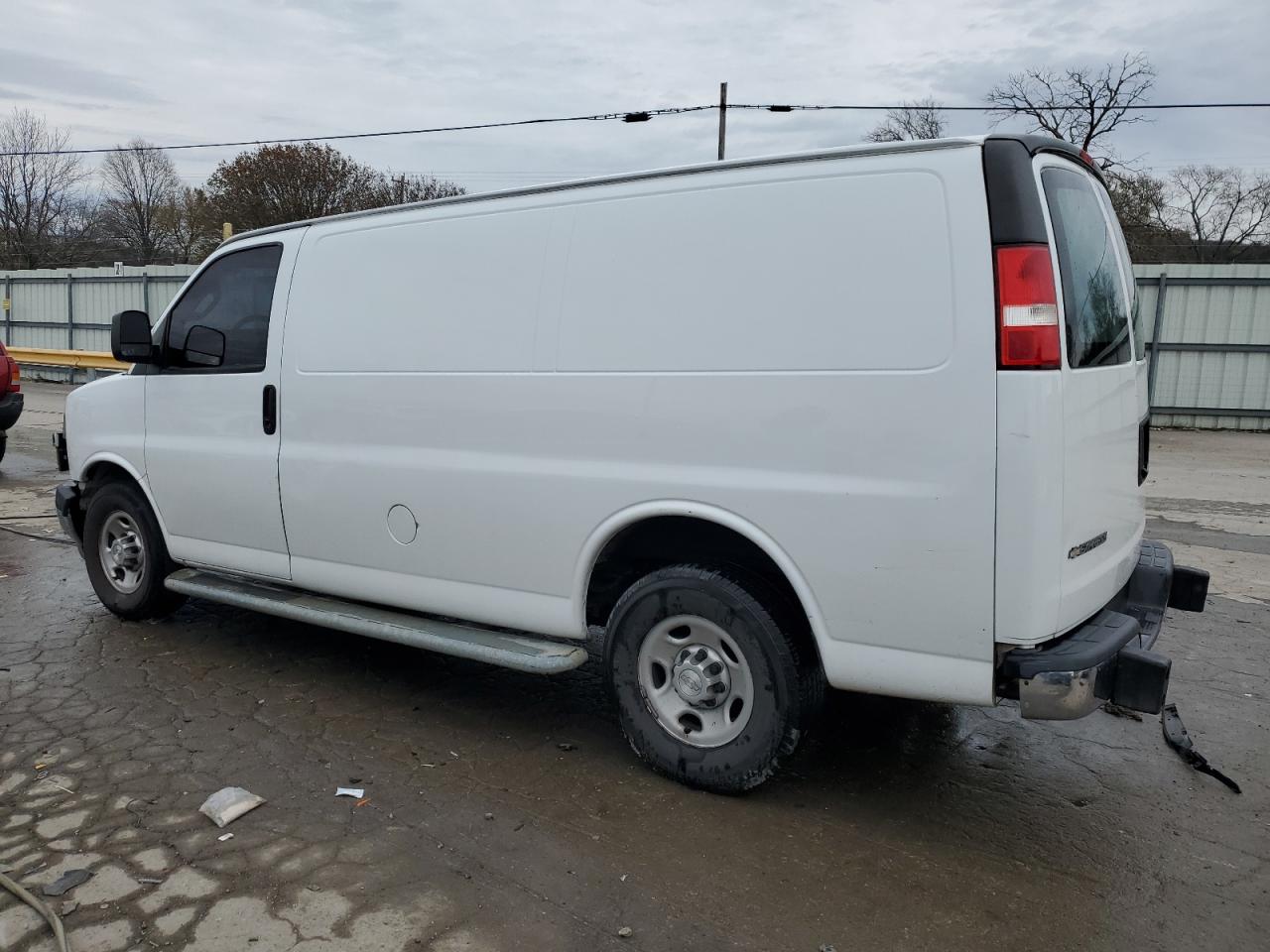 VIN 1GCWGAFG6J1904933 2018 CHEVROLET EXPRESS no.2