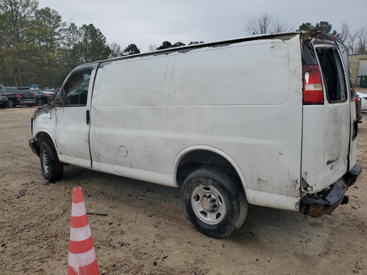2009 Chevrolet Express - Image 2