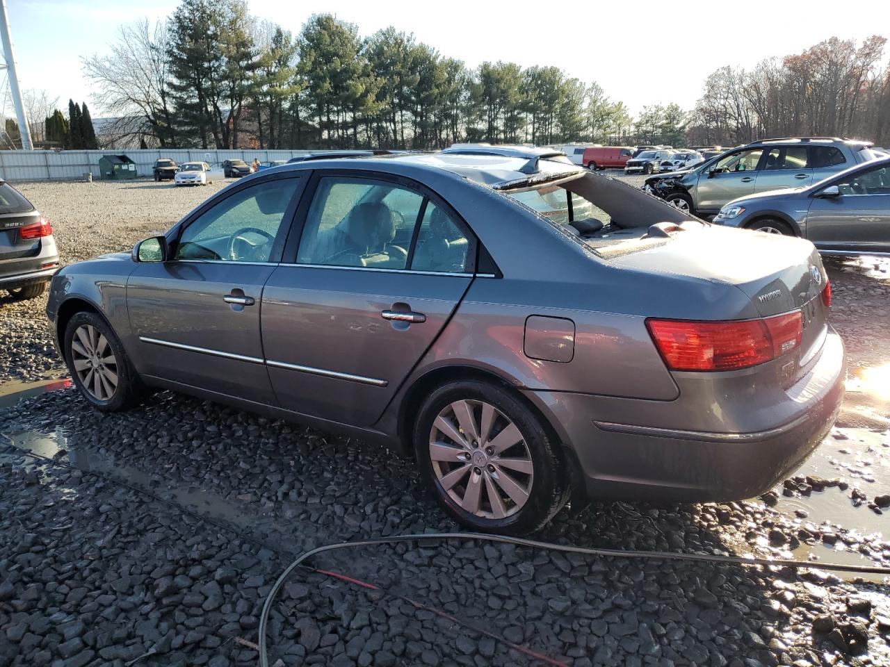 2009 Hyundai Sonata - Image 2