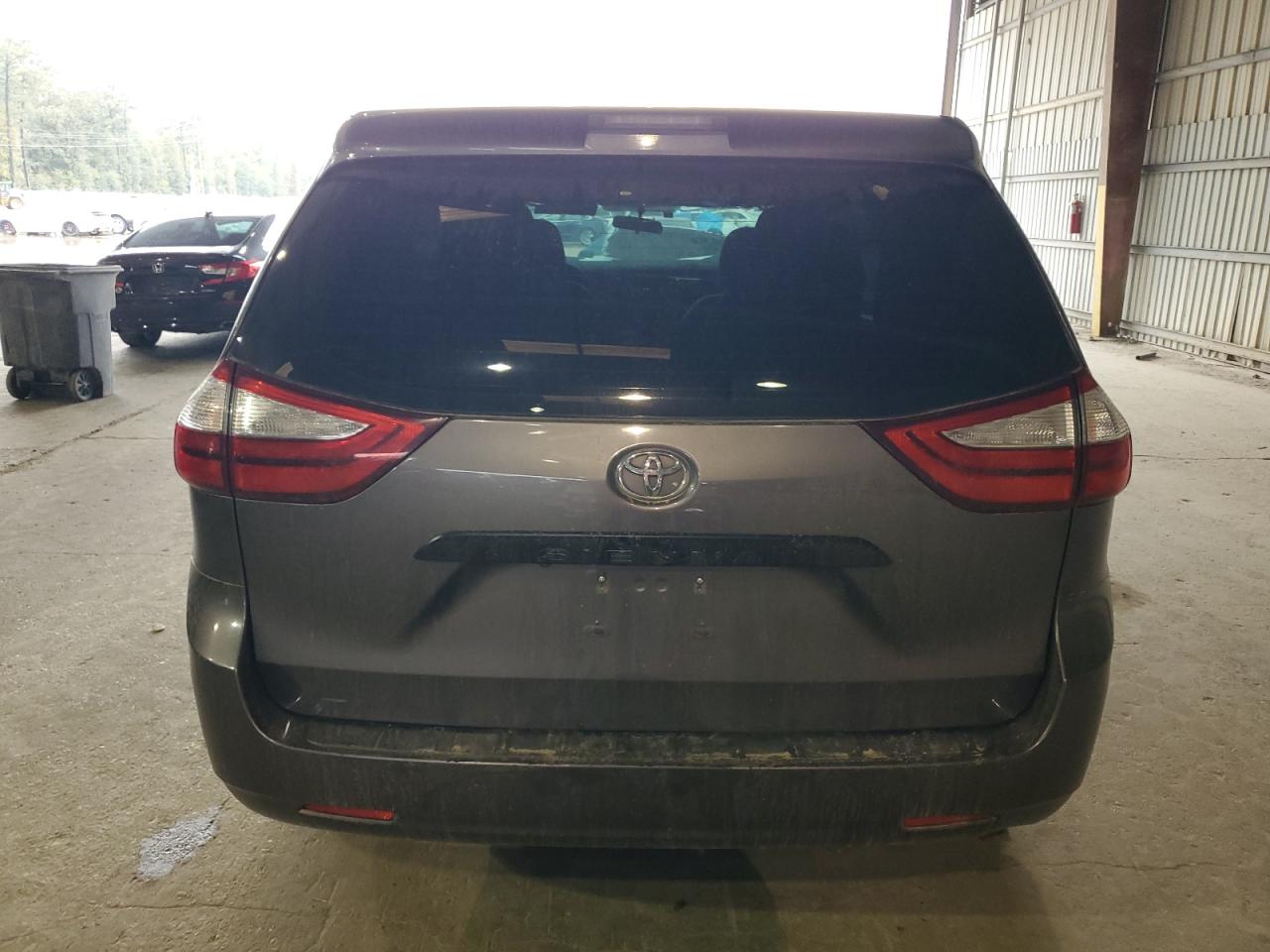 2017 Toyota Sienna - Image 6