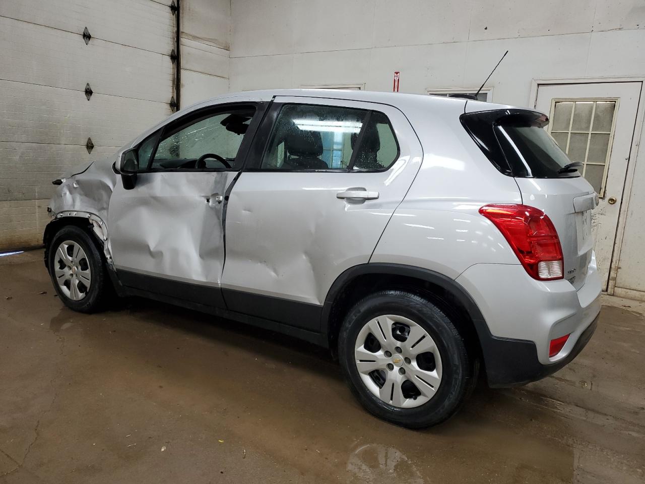 VIN 3GNCJKSB1JL391692 2018 CHEVROLET TRAX no.2