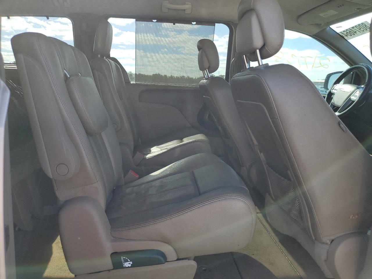 2013 Chrysler Town & Country - Image 11