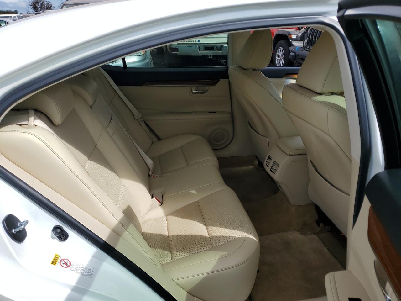 2014 Lexus ES - Image 10