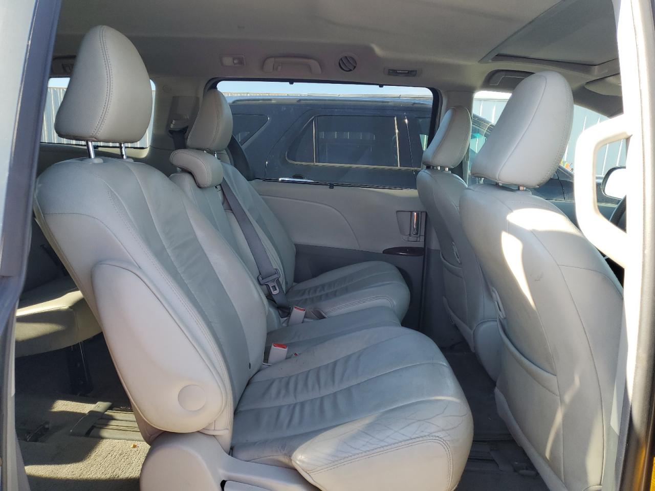 2011 Toyota Sienna - Image 11