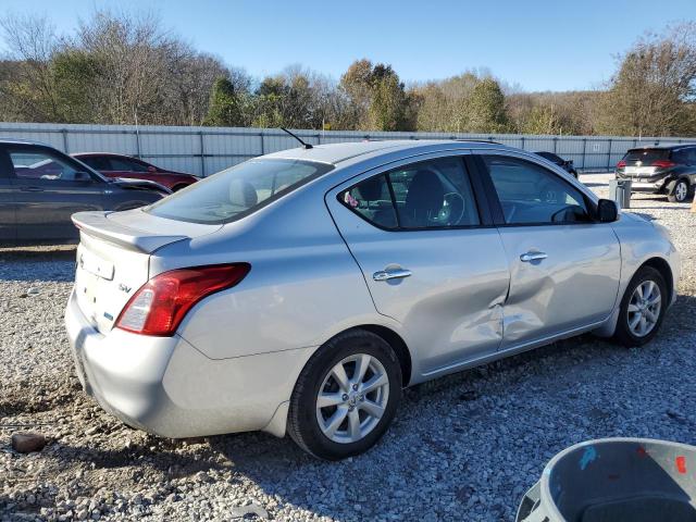 Седани NISSAN VERSA 2014 Сріблястий