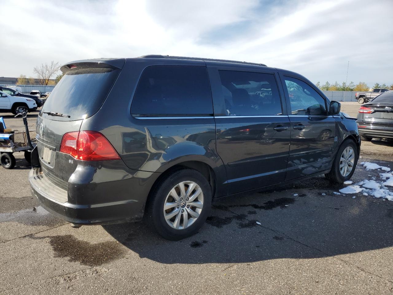 2012 Volkswagen Routan - Image 3