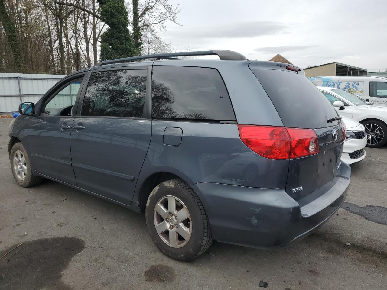 2007 Toyota Sienna - Image 2
