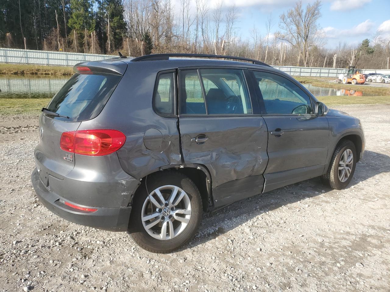 2016 Volkswagen Tiguan - Image 3