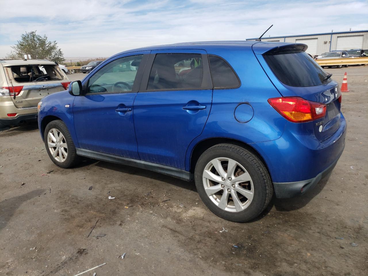 2015 Mitsubishi Outlander - Image 2