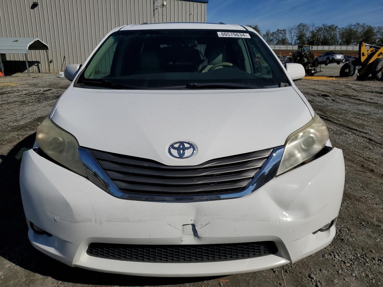 2011 Toyota Sienna - Image 5
