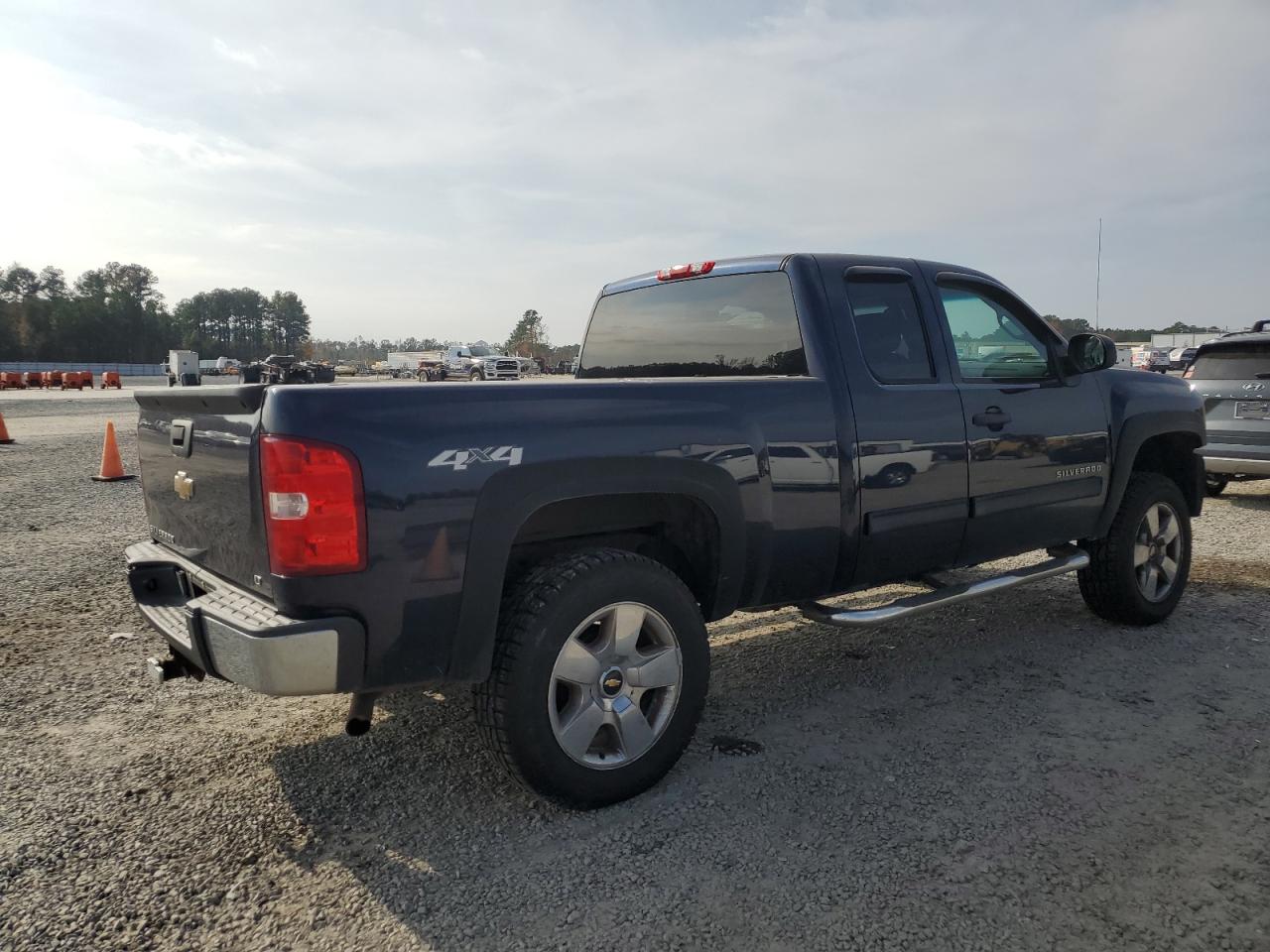2009 Chevrolet Silverado - Image 3