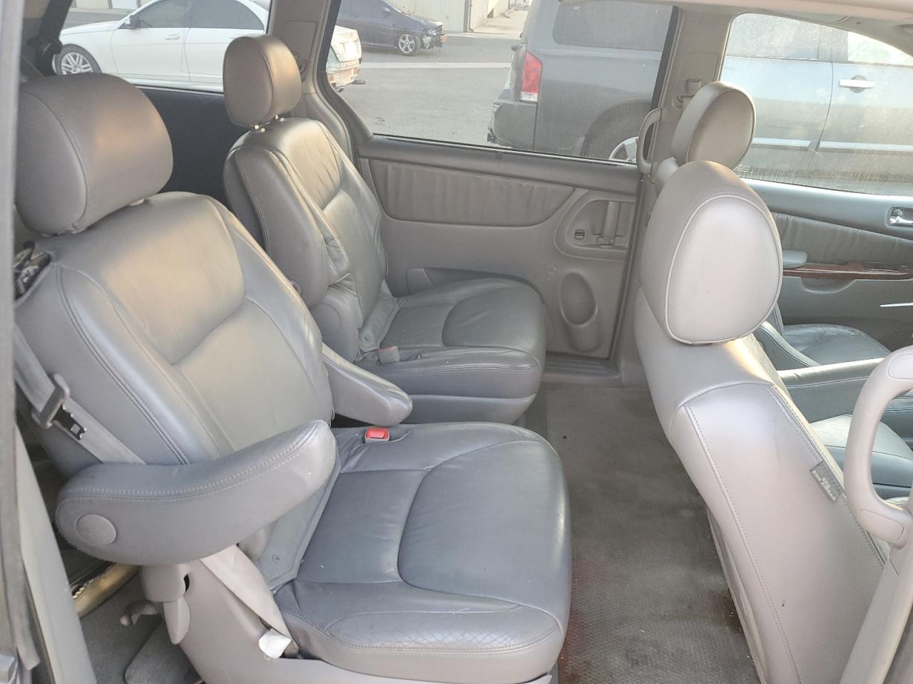 2005 Toyota Sienna - Image 11