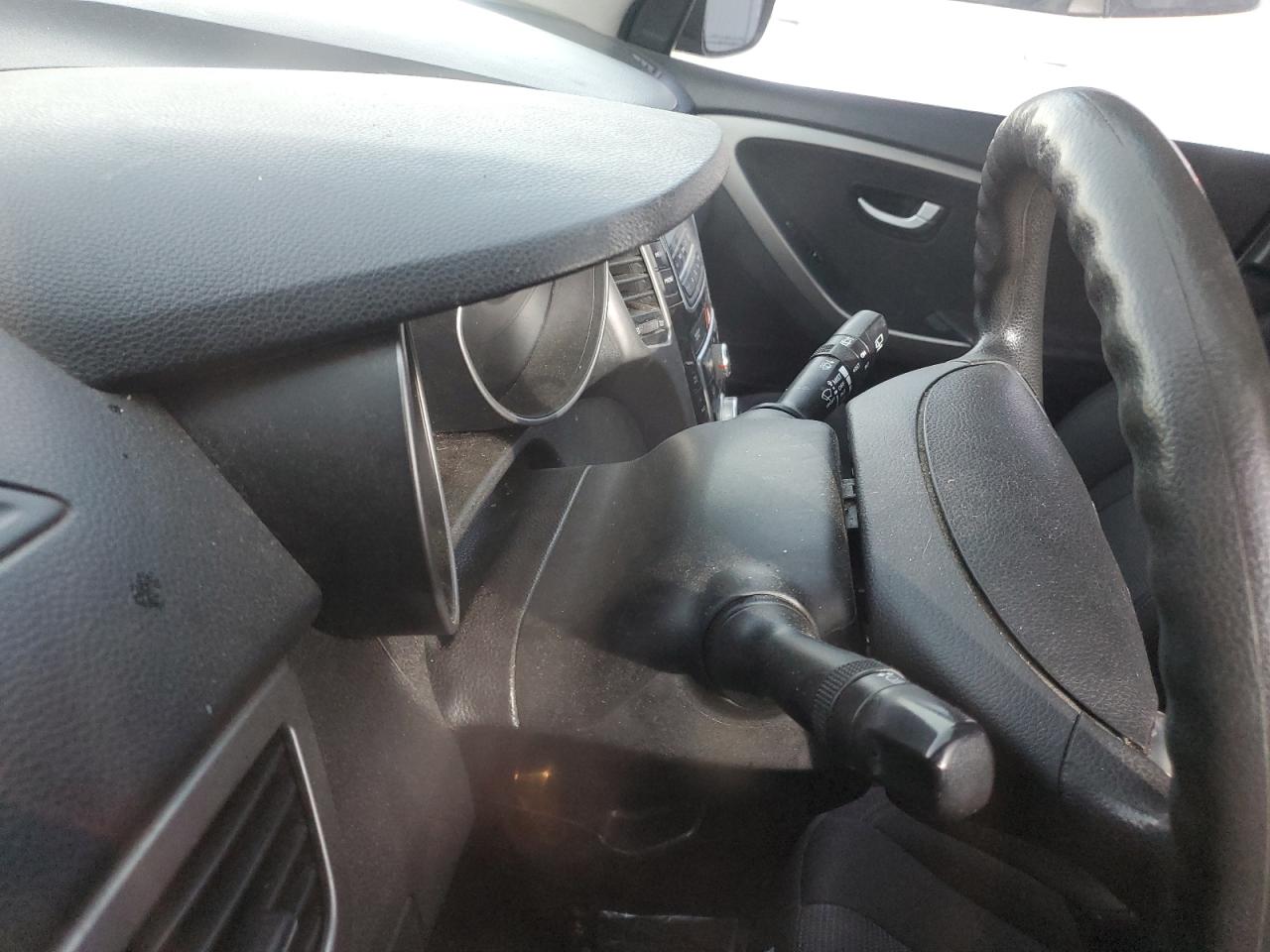 2016 Hyundai Elantra - Image 9