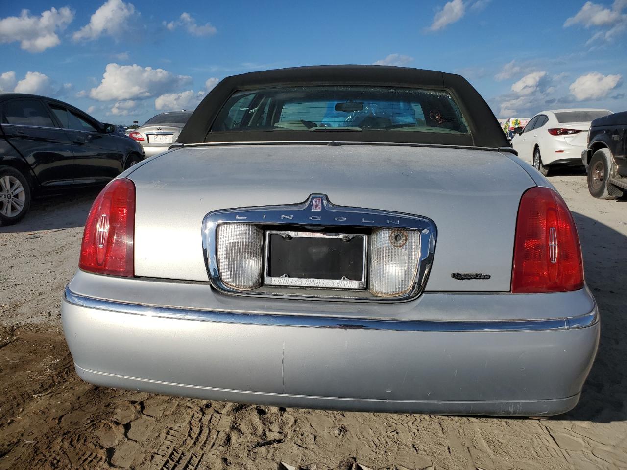 2000 Lincoln Town Car Signature VIN: 1LNHM82WXYY790780 Lot: 82589514