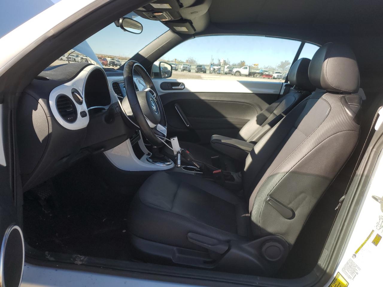2018 Volkswagen Beetle - Image 7