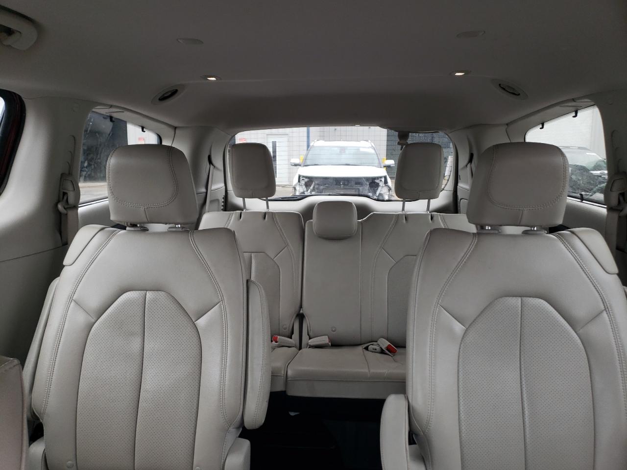2017 Chrysler Pacifica - Image 10