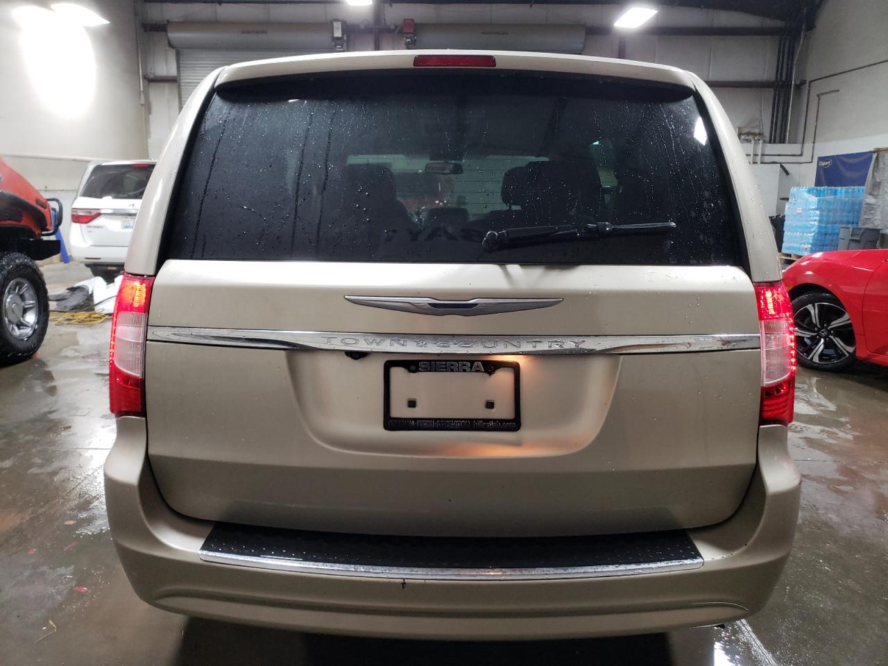 2014 Chrysler Town & Country - Image 6
