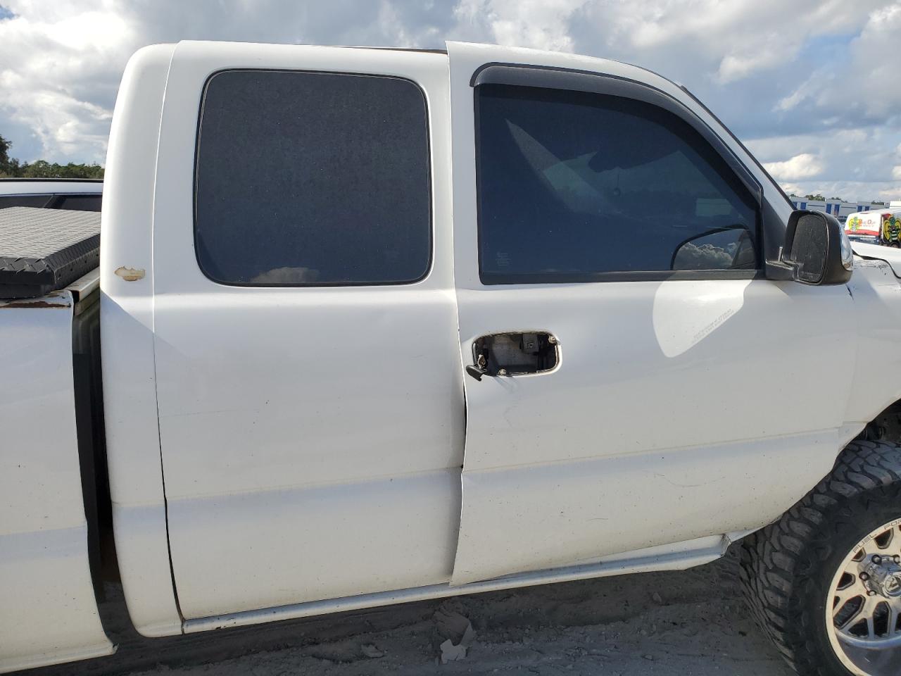 2004 Chevrolet Silverado - Image 10