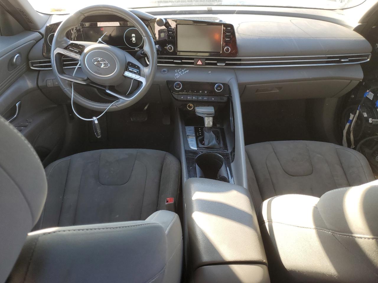 2022 Hyundai Elantra - Image 8
