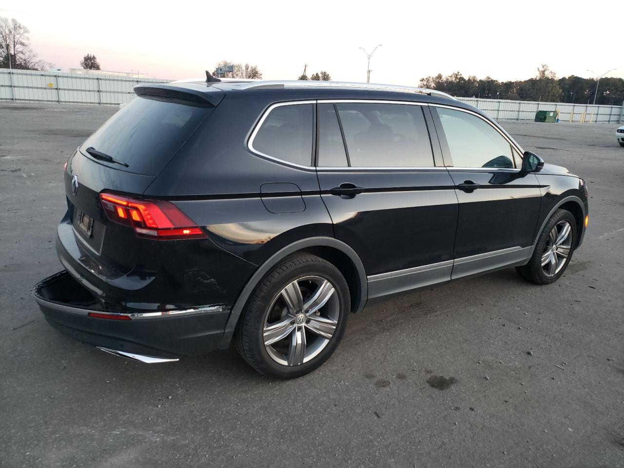 2020 Volkswagen Tiguan - Image 3