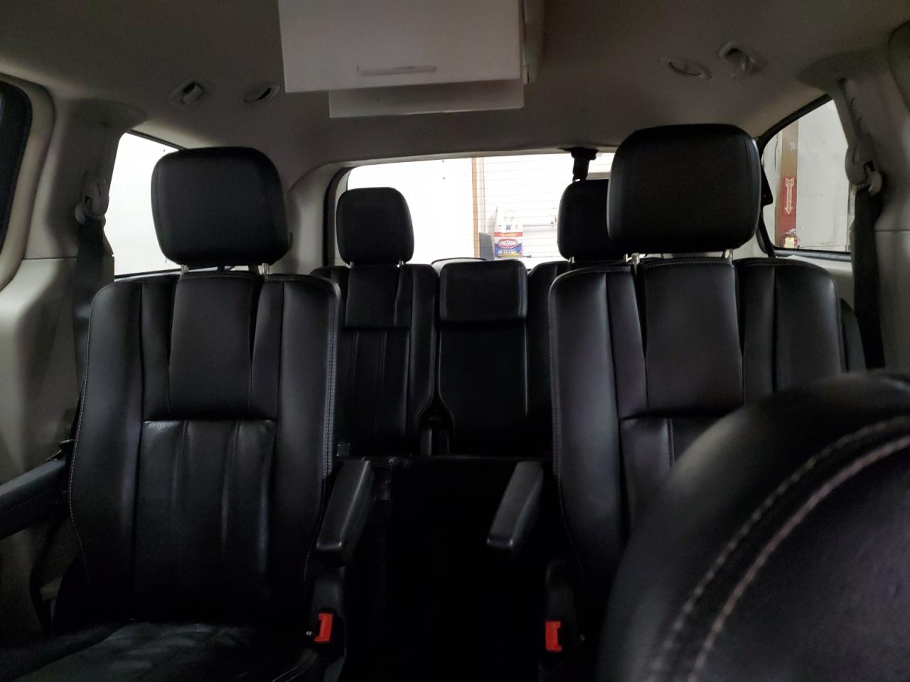 2012 Chrysler Town & Country - Image 10