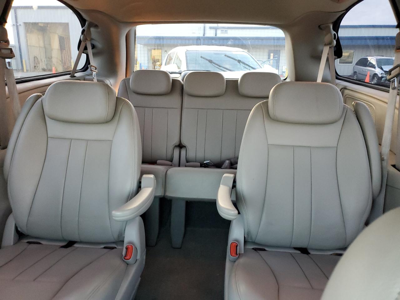 2007 Chrysler Town & Country - Image 10