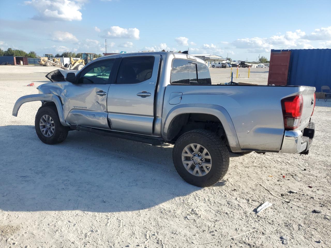 VIN 5TFAZ5CN8JX068389 2018 TOYOTA TACOMA no.2