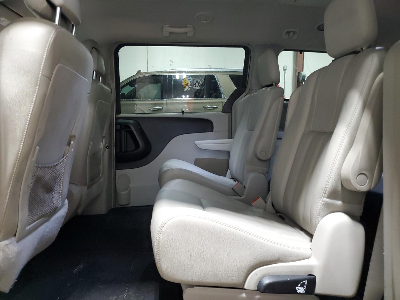 2016 Chrysler Town & Country - Image 11