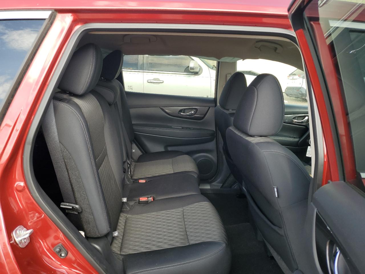 2018 Nissan Rogue - Image 10