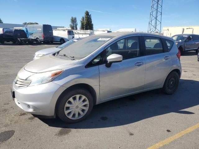 Hatchbacks NISSAN VERSA 2015 Srebrny