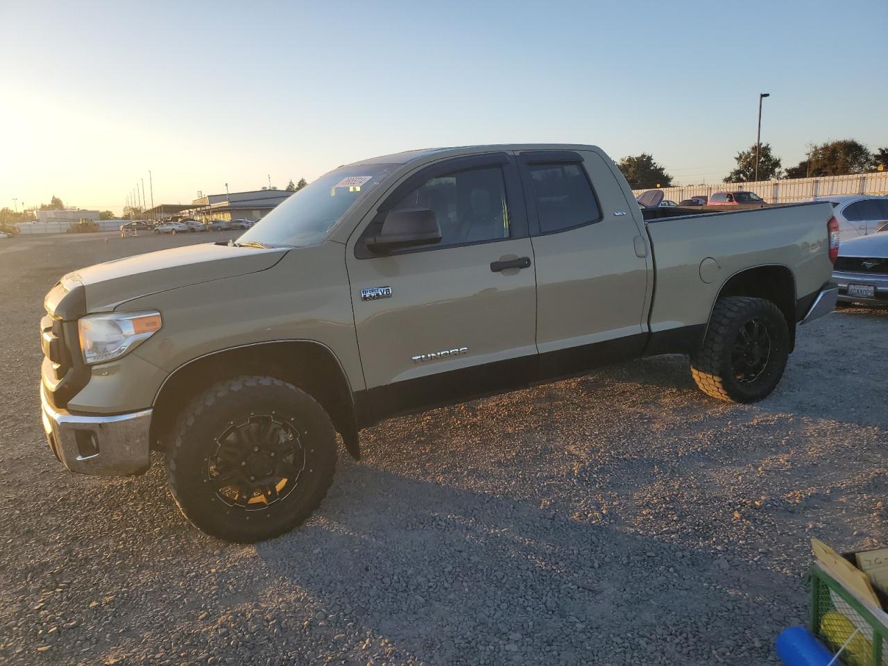 VIN 5TFUW5F13HX592493 2017 TOYOTA TUNDRA no.1