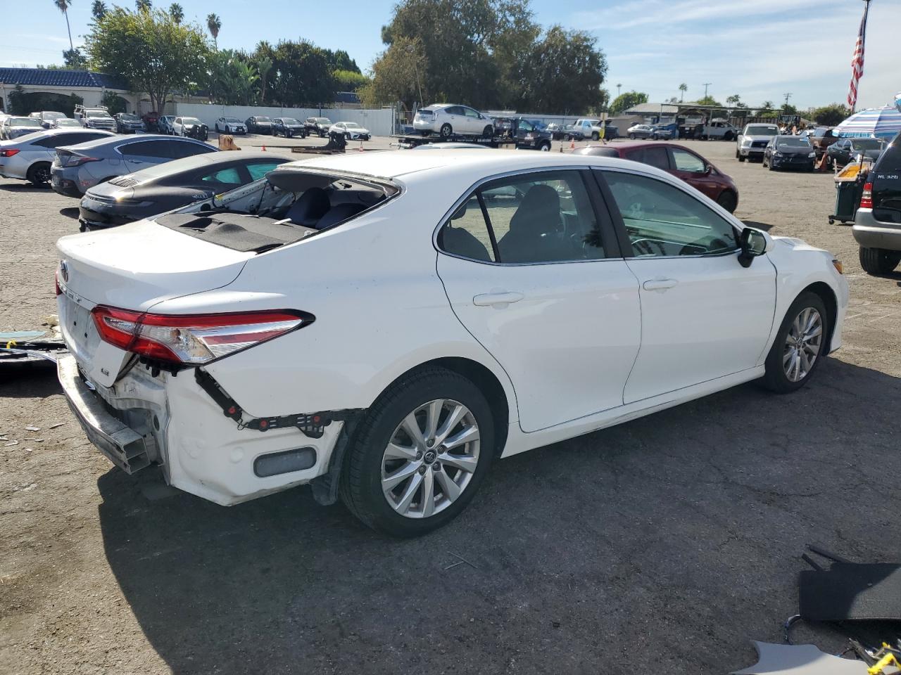 VIN 4T1B11HK6JU025752 2018 TOYOTA CAMRY no.3