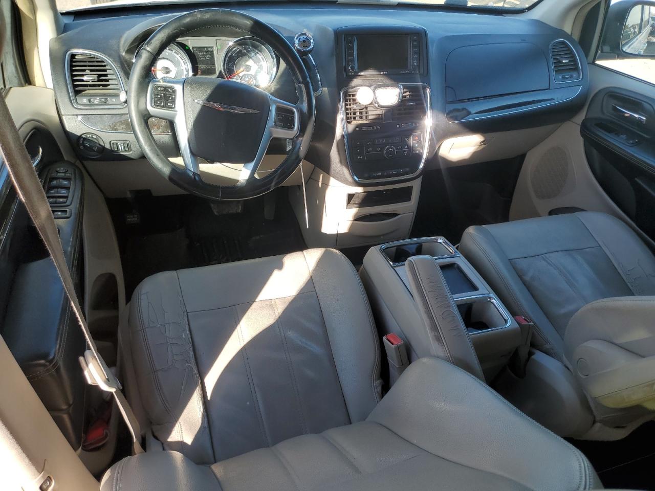 2013 Chrysler Town & Country - Image 8