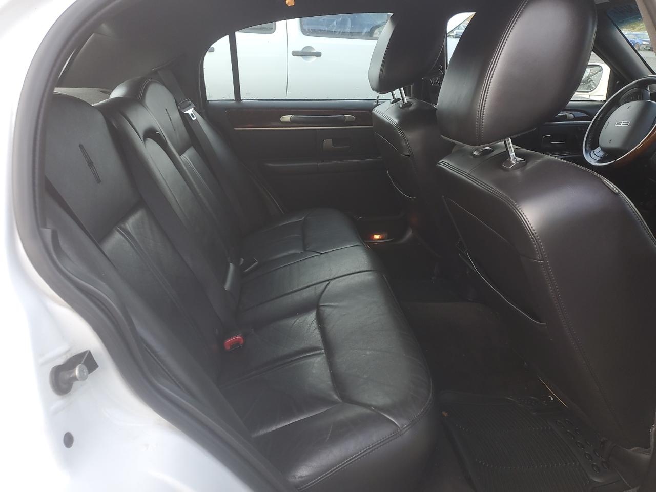 2011 Lincoln Town Car - Image 10