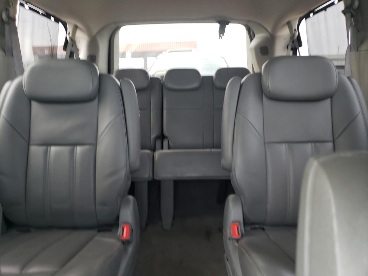 2009 Chrysler Town & Country - Image 10