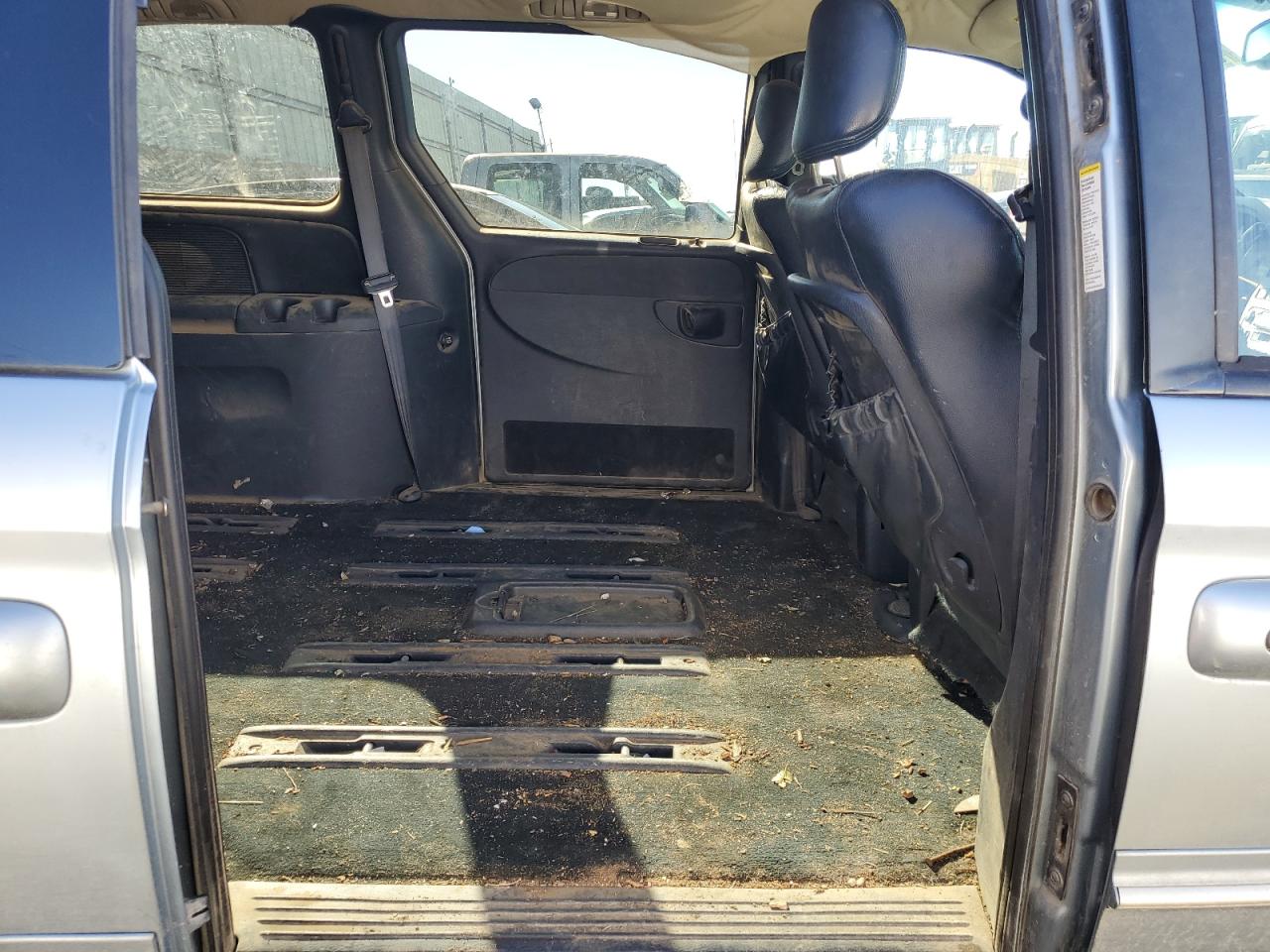 2003 Chrysler Town & Country - Image 11