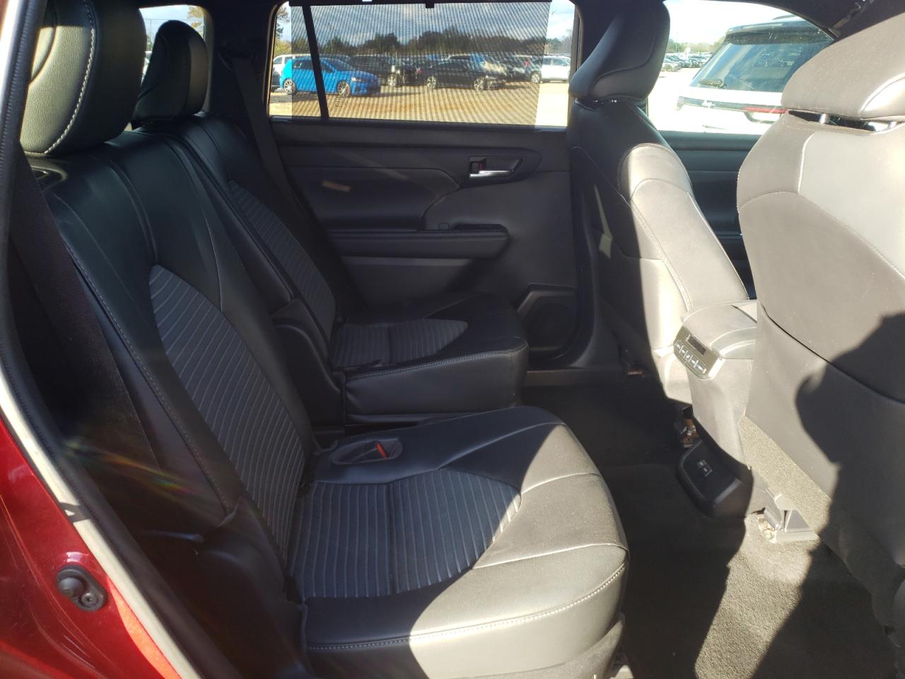 2022 Toyota Highlander - Image 11