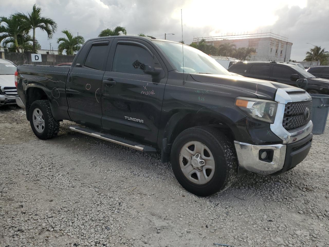 VIN 5TFUM5F18JX075735 2018 TOYOTA TUNDRA no.4