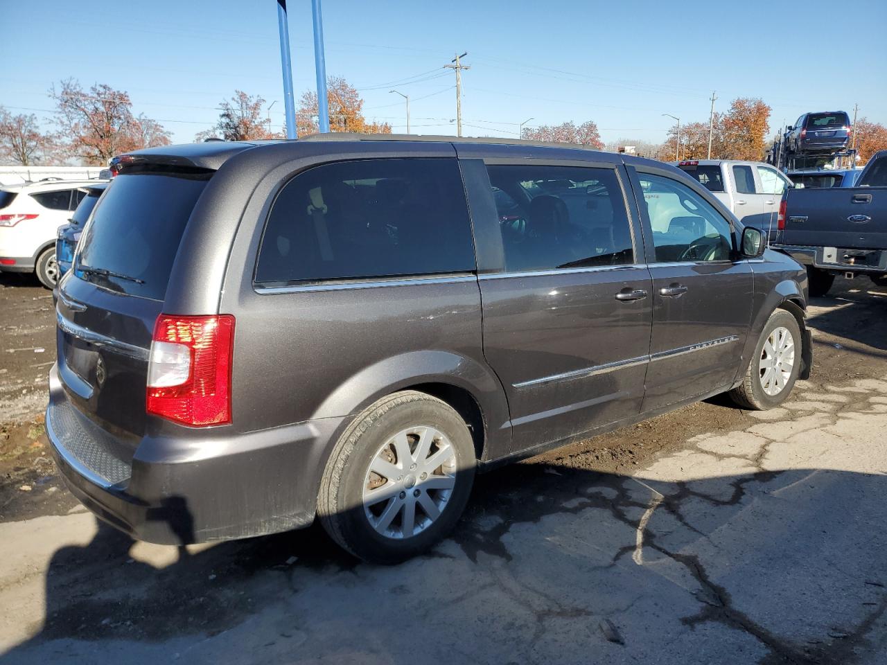 2016 Chrysler Town & Country - Image 3