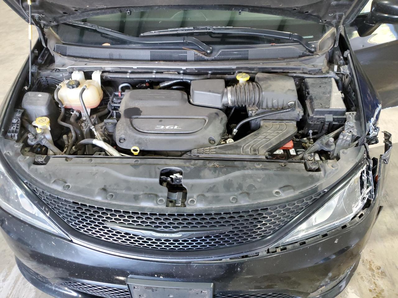 2018 Chrysler Pacifica - Image 12