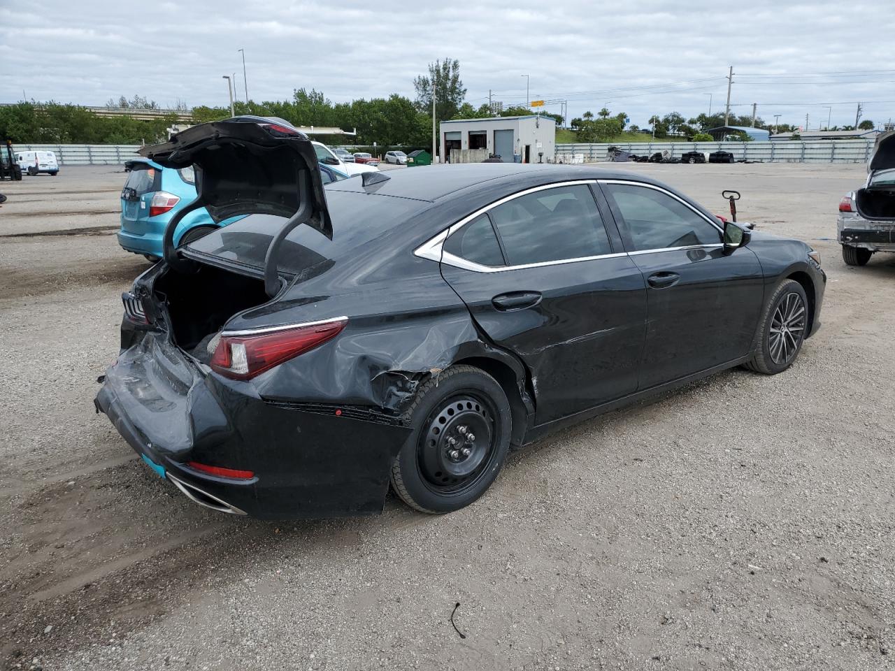 2022 Lexus ES - Image 3