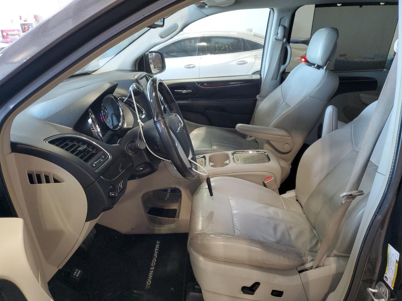 2016 Chrysler Town & Country - Image 7