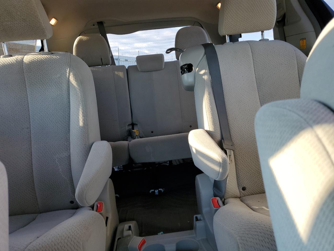 2012 Toyota Sienna - Image 10