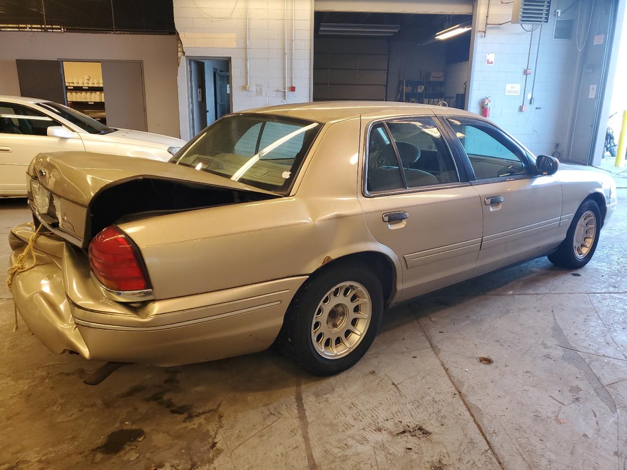 2000 Ford Crown Victoria - Image 3