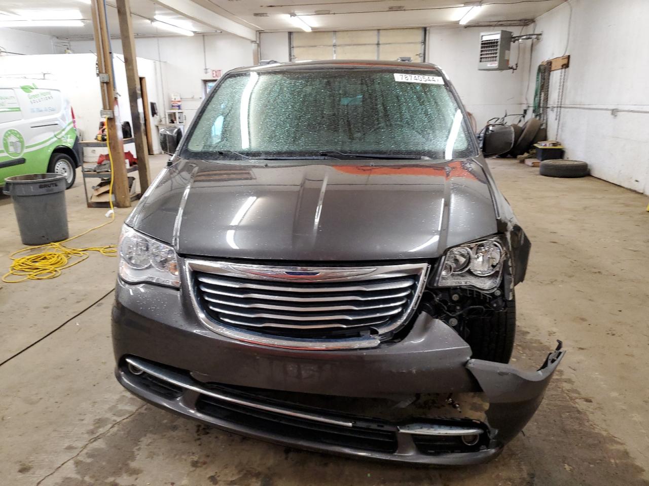 2016 Chrysler Town & Country - Image 5