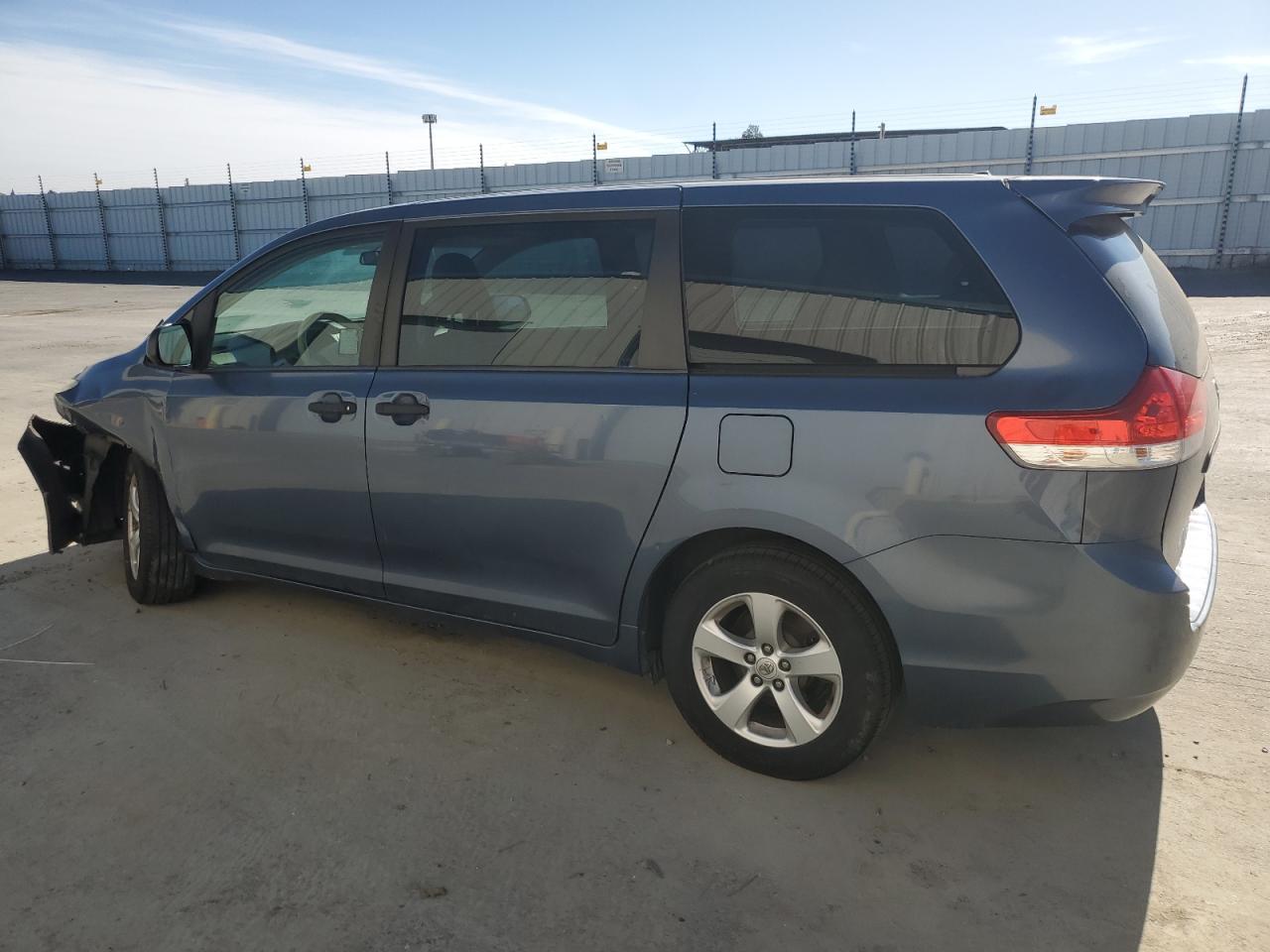 2014 Toyota Sienna - Image 2