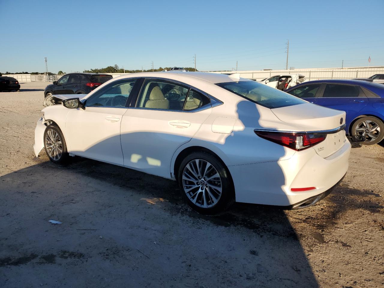 2019 Lexus ES - Image 2