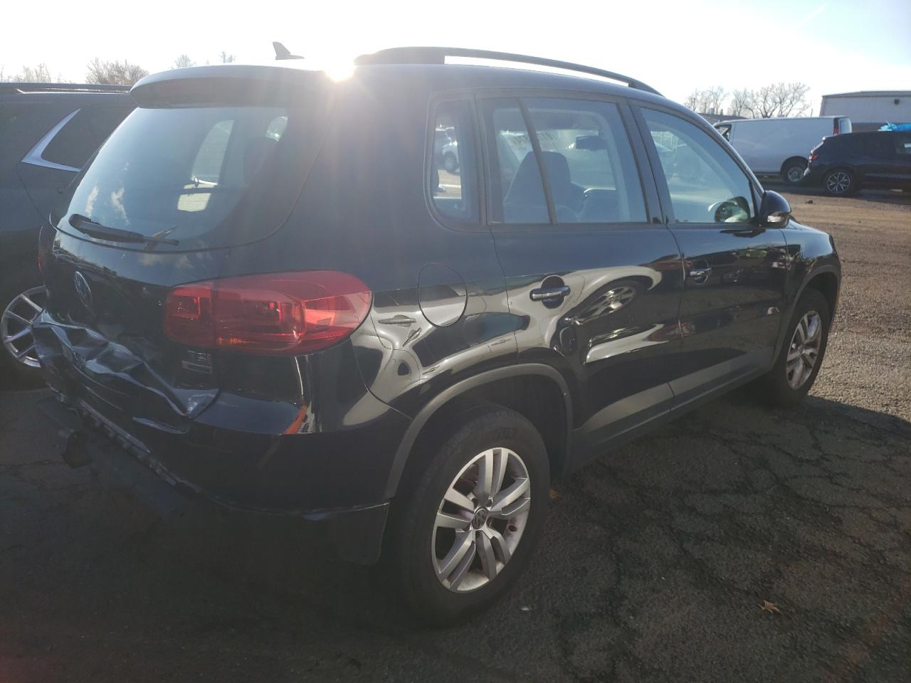 2017 Volkswagen Tiguan - Image 3