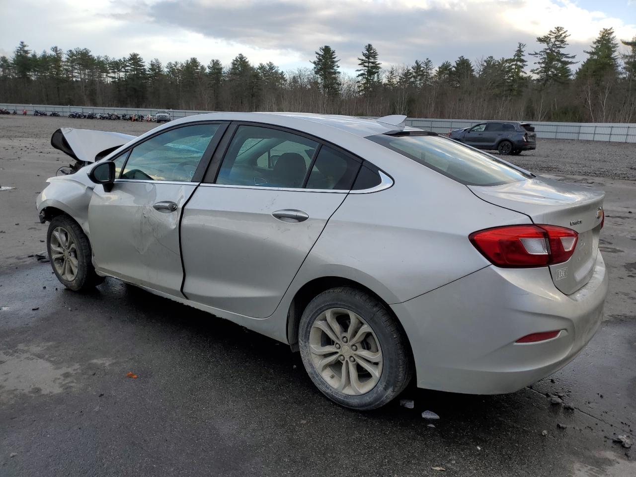 2019 Chevrolet Cruze - Image 2